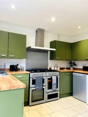 5 Bedrooms House with speedy Wi-FI, Free Parking!